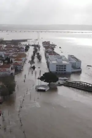 Vista aérea de Alcácer do Sal inundada.